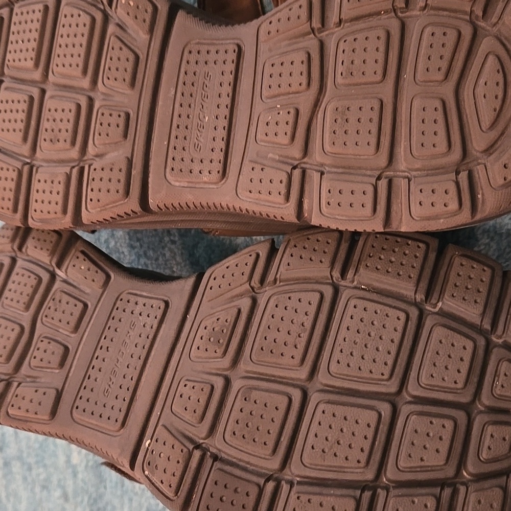Like New! Sketchers Relaxed Fit Yoga Foam With Velcro Strap. - Picture 5 of 6